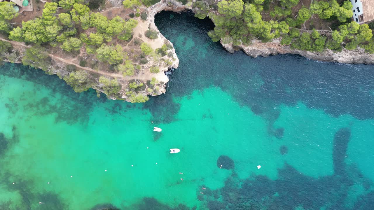 vista aérea de una mancha turquesa de mar en la costa este de mallorca
