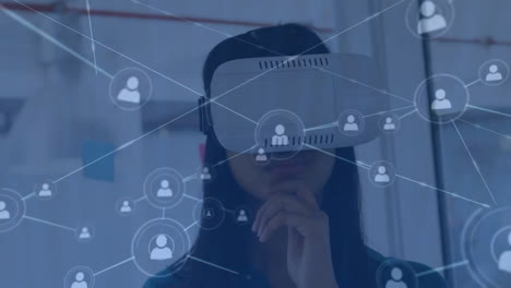 animación de iconos conectados sobre una mujer caucásica pensativa usando auriculares vr