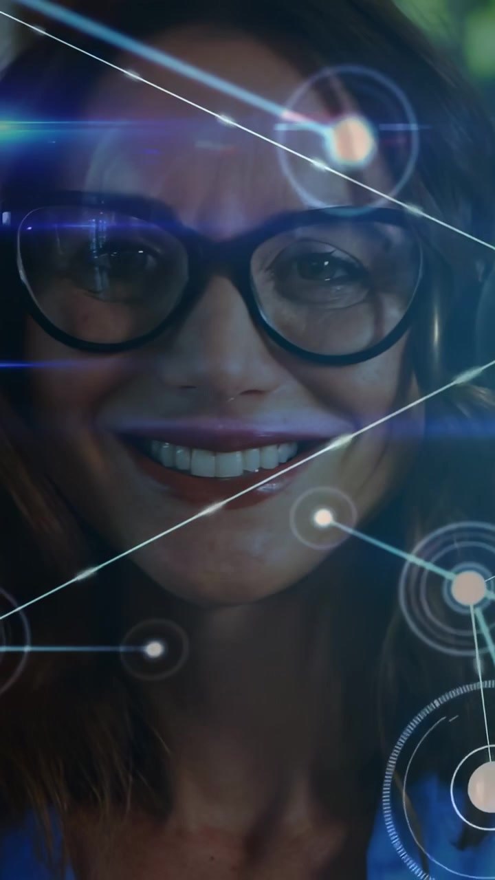 Video verticale: Linea che emerge sopra il fogliame, donna che entra mostrando un HUD tecnologico che si diffonde sul viso.