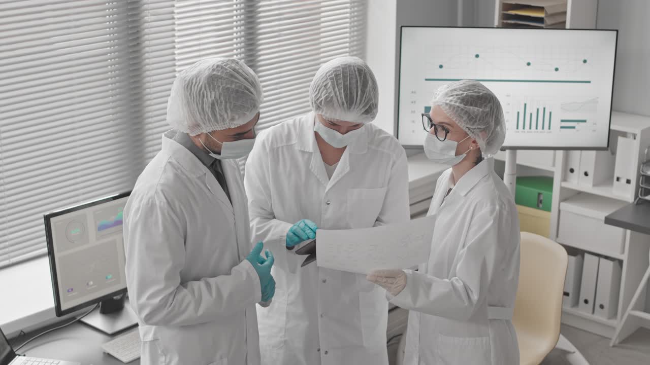 Wetenschappers in discussie in het laboratorium