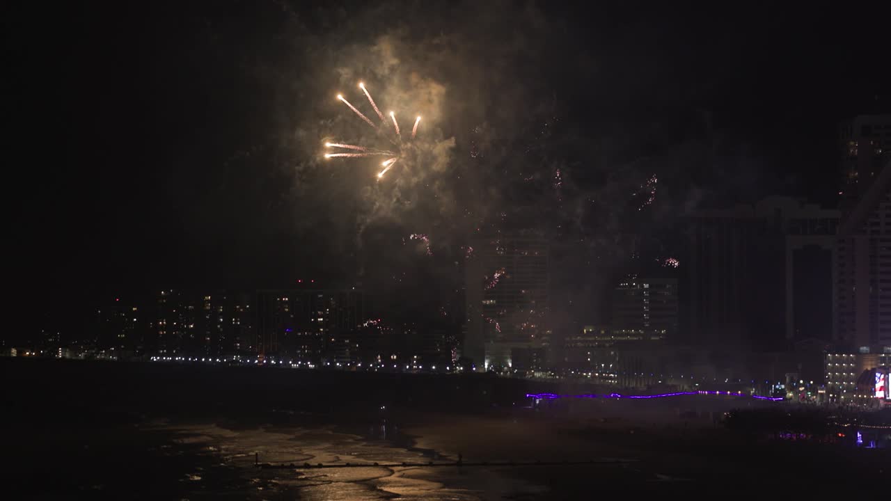 fuegos artificiales nocturnos en la ciudad atlántica - playa en nj pov