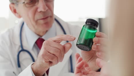 primer plano del médico dando las pastillas al paciente