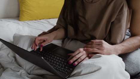Mujer que trabaja en la computadora portátil