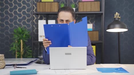 el hombre de negocios positivo cierra los archivos de papeleo.