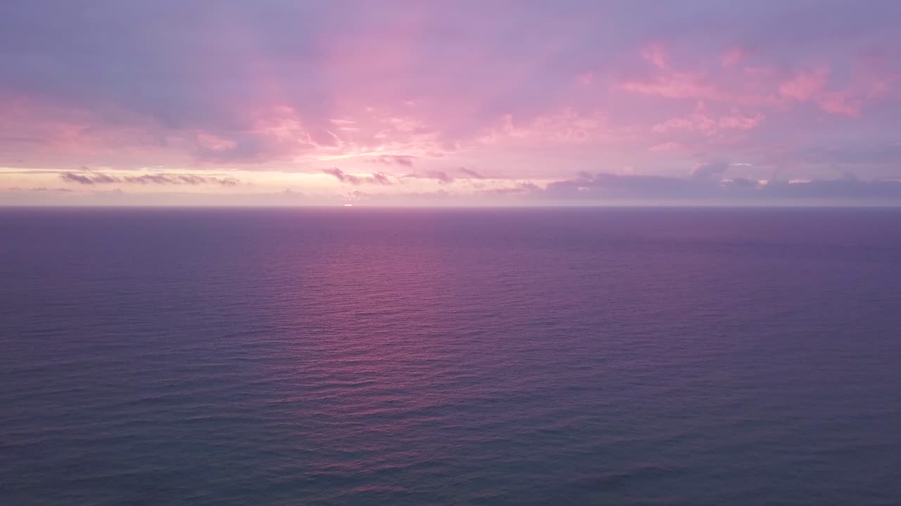 Paesaggio pittoresco di tramonto rosa su oceano calmo