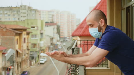hombre en el balcón aplaudiendo en apoyo de los médicos