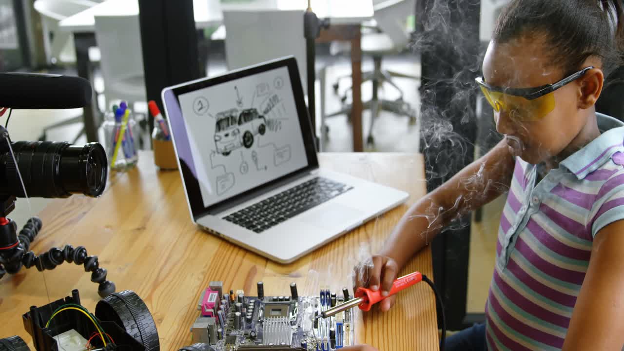 blogger adolescente soldando una placa de circuito 4k