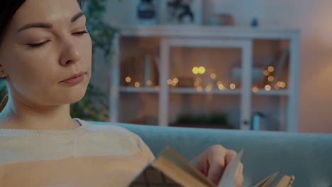 mujer leyendo un libro en casa