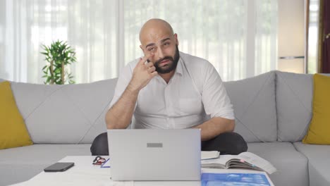 Hombre-Trabajador-De-Oficina-En-Casa-Calculando-Cosas.