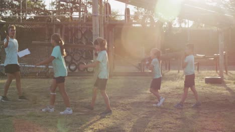 Grupo-De-Niños-Caucásicos-Entrenando-En-El-Campo-De-Entrenamiento