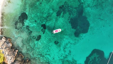 volando desde un pequeño barco anclado en una pequeña bahía al amanecer en la isla de vis en croacia