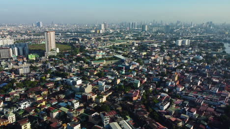 Toma-De-Seguimiento-Aéreo-Con-Vistas-Al-Paisaje-Urbano-En-San-Andrés-Bukid-En-Manila,-Filipinas.