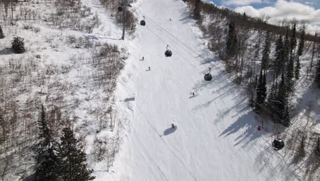 Excelente-Vista-Aérea-Del-Telesilla-En-Steamboat-Springs,-Colorado-Y-Gente-Esquiando-Por-Las-Pistas