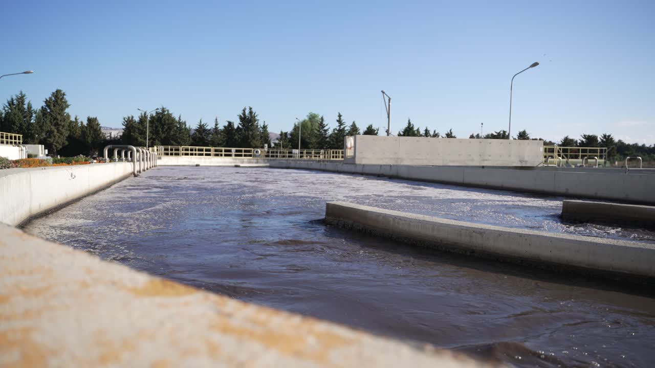 tanque de agua lleno de aguas residuales en la instalación de tratamiento de aguas residuales