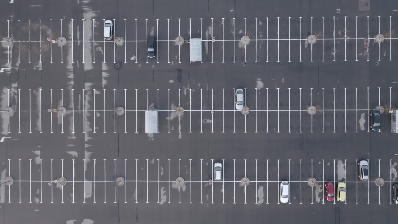 항공: 빈 공간이 충분한 주차 공간에 몇 대의 자동차가 주차되어 있습니다.