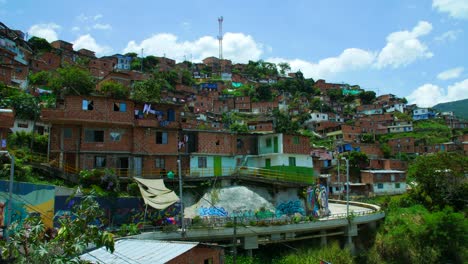 vista del vecindario en la comuna 13 en américa latina, medellín colombia.