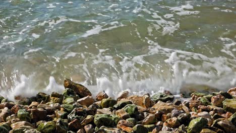 Klare-Wellen,-Die-Gegen-Die-Bunten-Felsen-Des-Strandes-Von-Jerusalem-Schlagen