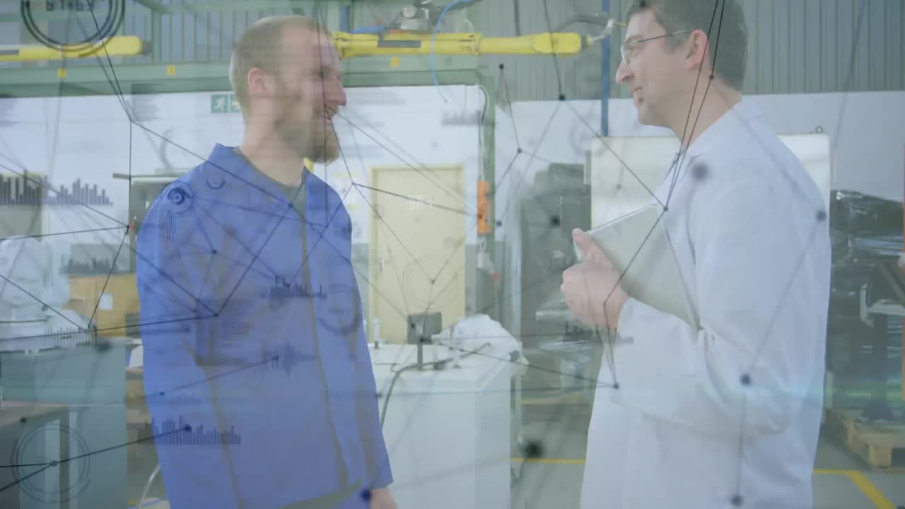 animación de la red de conexiones sobre hombres caucásicos hablando en el laboratorio de computadoras