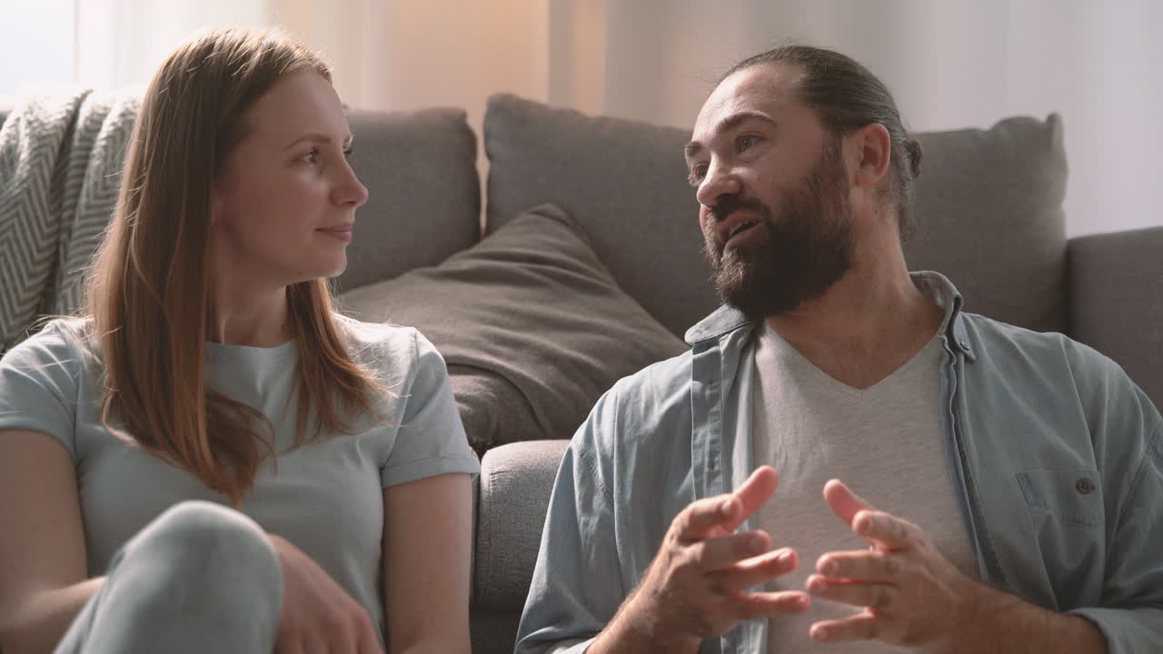 una mujer hermosa y un hombre barbudo tienen una conversación relajada 2