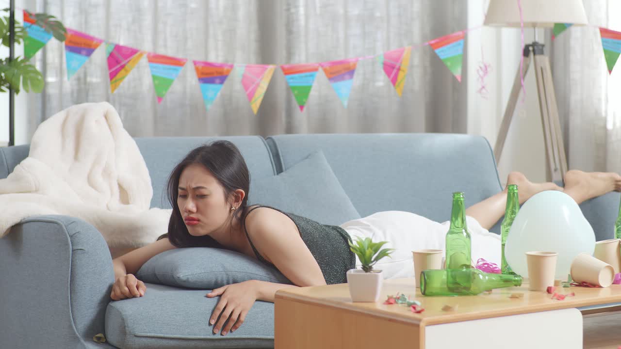 파티 후 슬픈 여자