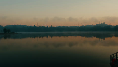 Volar-Sobre-El-Lago-Tabor-Checo-Otoño-Frío-Mañana-Sol