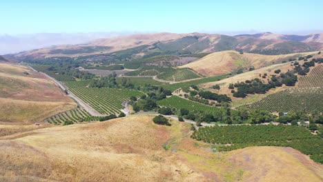 Antenne-über-Einer-Avocado-Farm-Oder-Einem-Ranch-Anwesen-In-Den-Santa-Ynez-Bergen-Von-Santa-Barbara,-Kalifornien-1