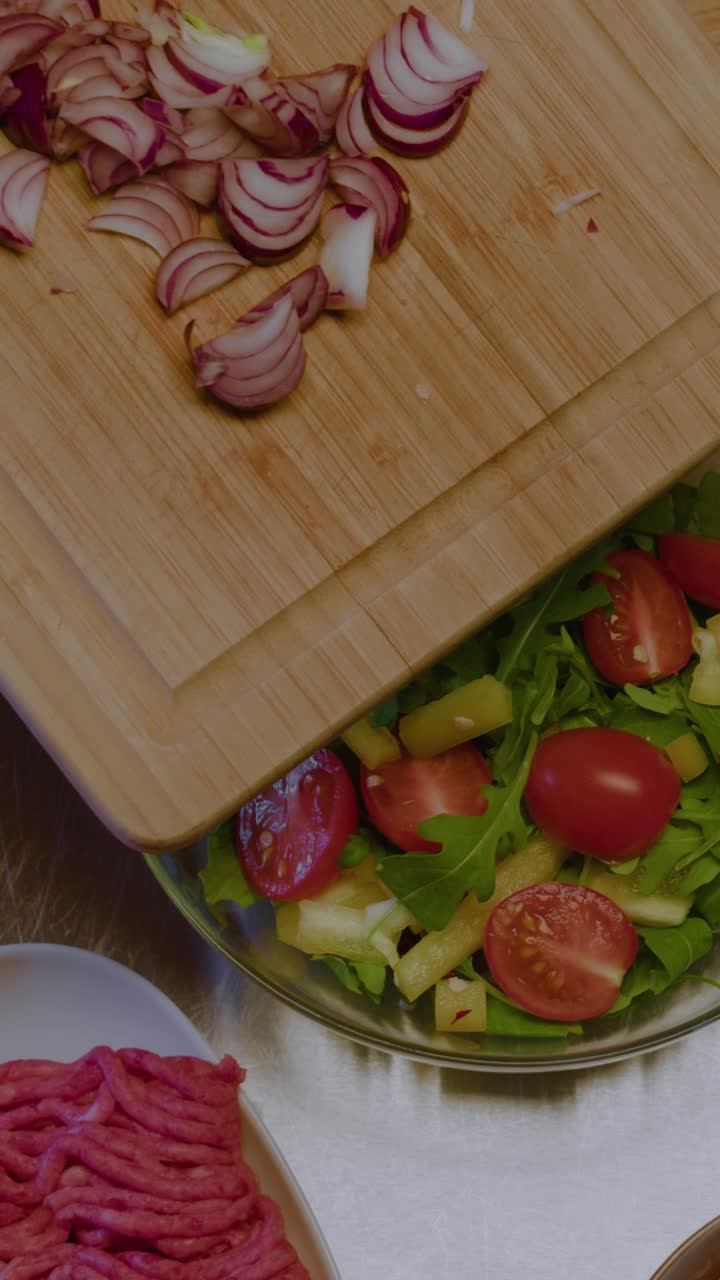 Una pareja cocinando en la cocina.