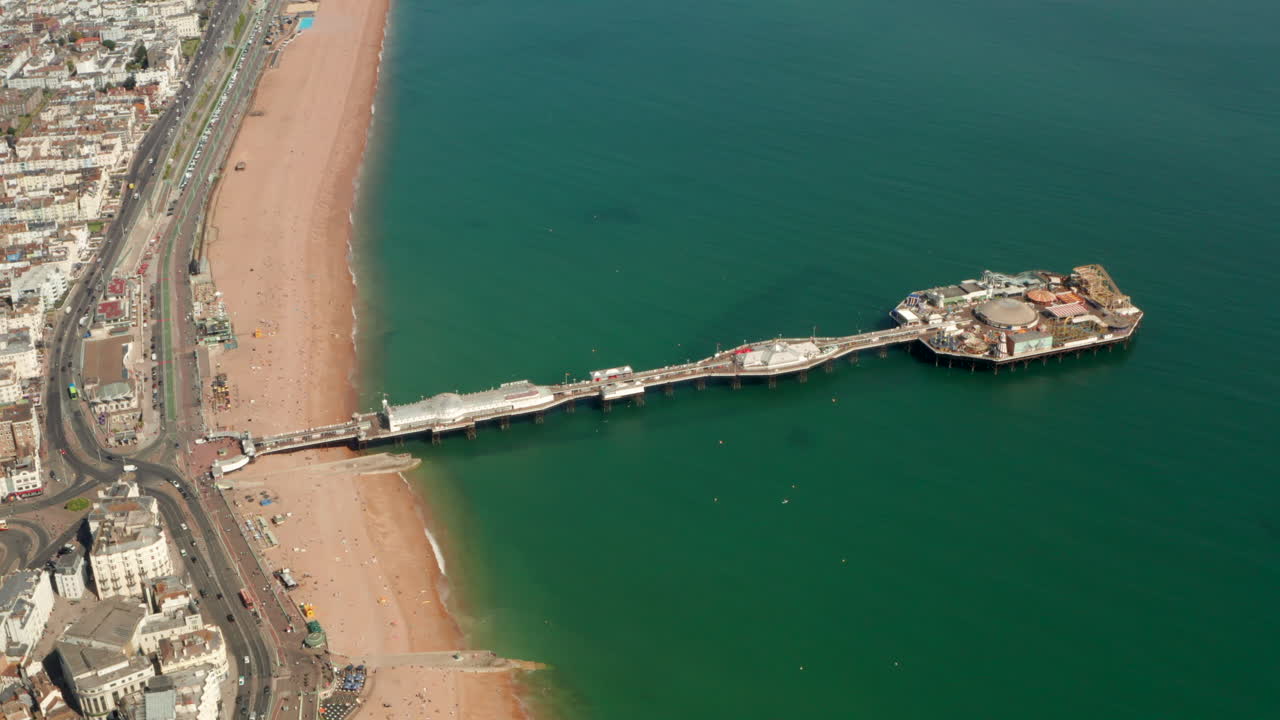Ripresa aerea lenta e ad alta quota verso il Molo di Brighton.