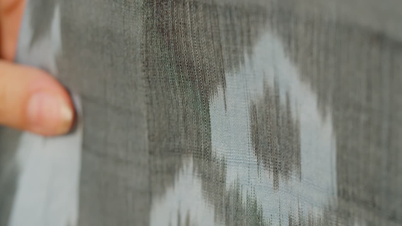 hembra mostrando adras ikat textil primer plano