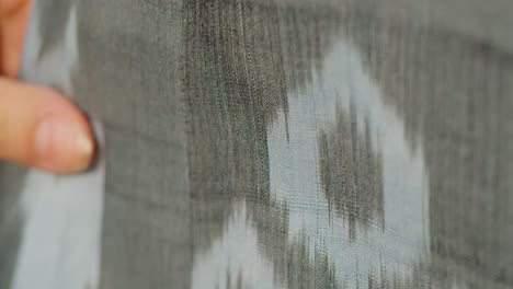 samica pokazuje adras ikat tekstylne zbliżenie