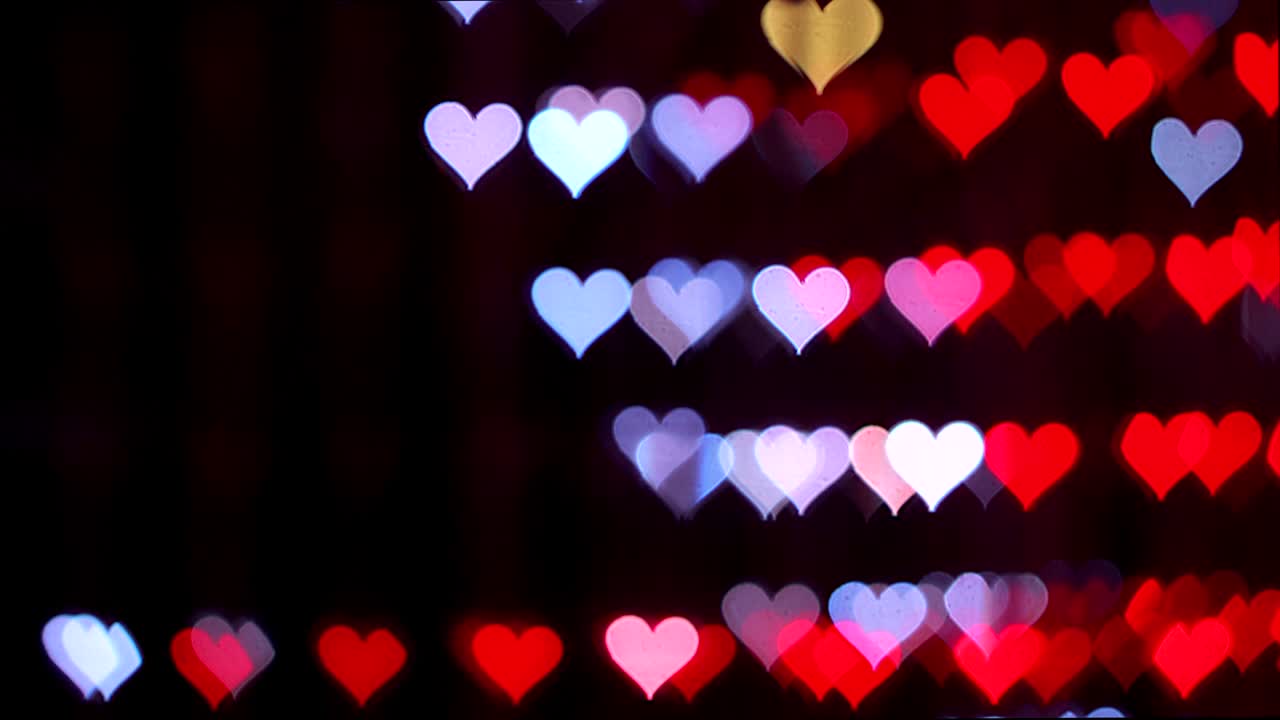 런타인 데이를위한 4k uhd 비디오 배경 - 검은색 배경에 만적 인 빛나고 반이는 가의 보케와 함께 경계.