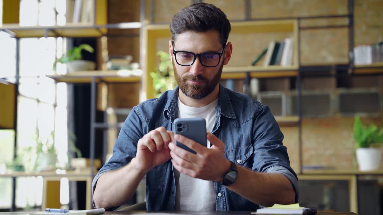 hombre de negocios caucásico inteligente que usa el teléfono móvil para conversar escribiendo mensajes