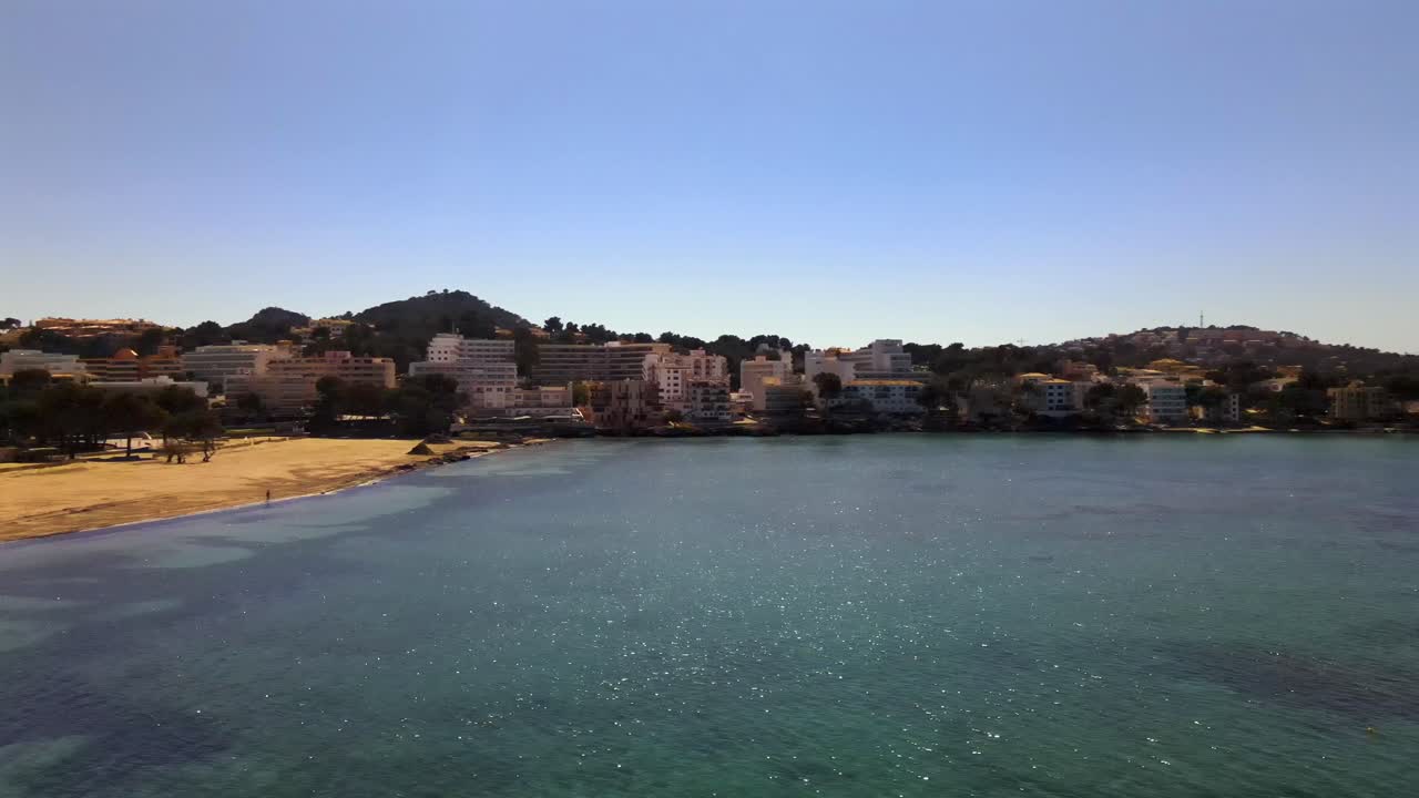Relax by the beautiful Santa Ponsa beach in Mallorca, featuring shimmering waters and scenic views. Enjoy the tranquil atmosphere and Mediterranean charm. Perfect for vacation inspiration.