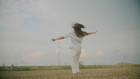 Bailando-De-Alegría-En-El-Paisaje