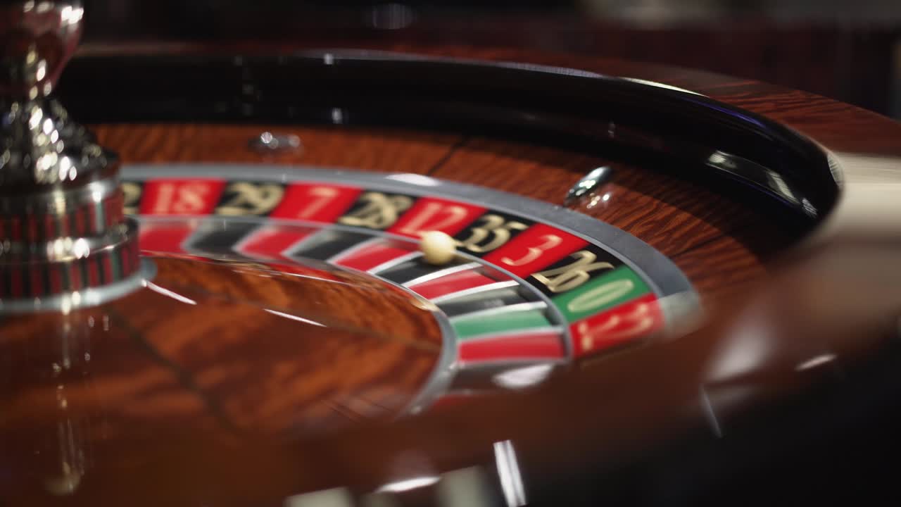 La roulette nel casinò gira con la palla bianca.