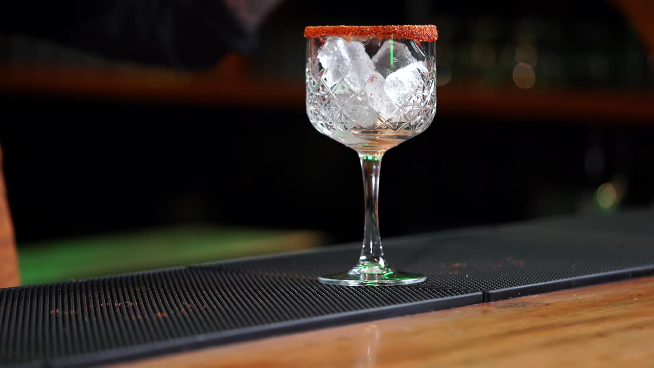 bebida de piña mixología bar mexicano restaurante daikiri mojito margarita méxico cantina bar latín vaso chile picante tequila mezcal