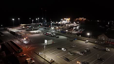 imágenes de drones en círculo de north beach st. peter port guernsey con el ferry atracado en el puerto por la noche