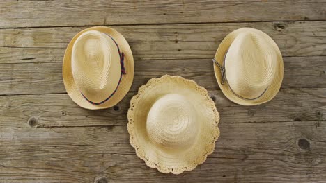 video de primer plano de sombreros en fondo de madera