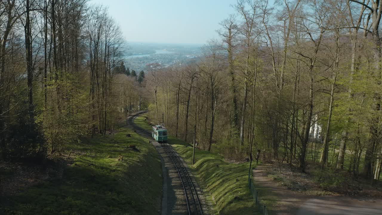 drone - toma aérea del tren drachenfelsbahn de drachenfels, castillo drachenburg y el río rhine siebengebirge cerca de bonn - königswinter 25p