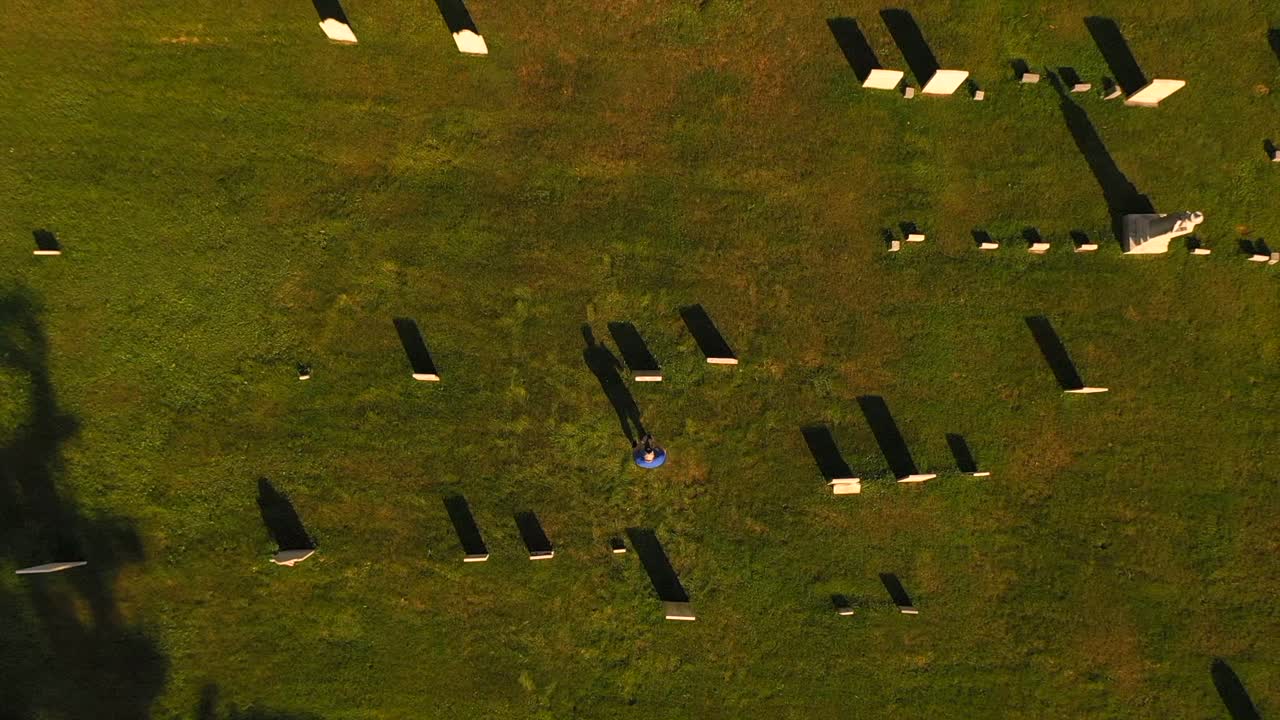 고햄 묘지에서 무덤 사진을 찍는 가족 역사를 하는 사람