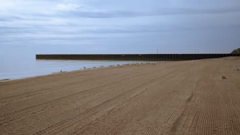 Meeresstrand-Mit-Möwen-Und-Pier.-Meeresstrand-Hintergrund.-Möwen-Am-Strand