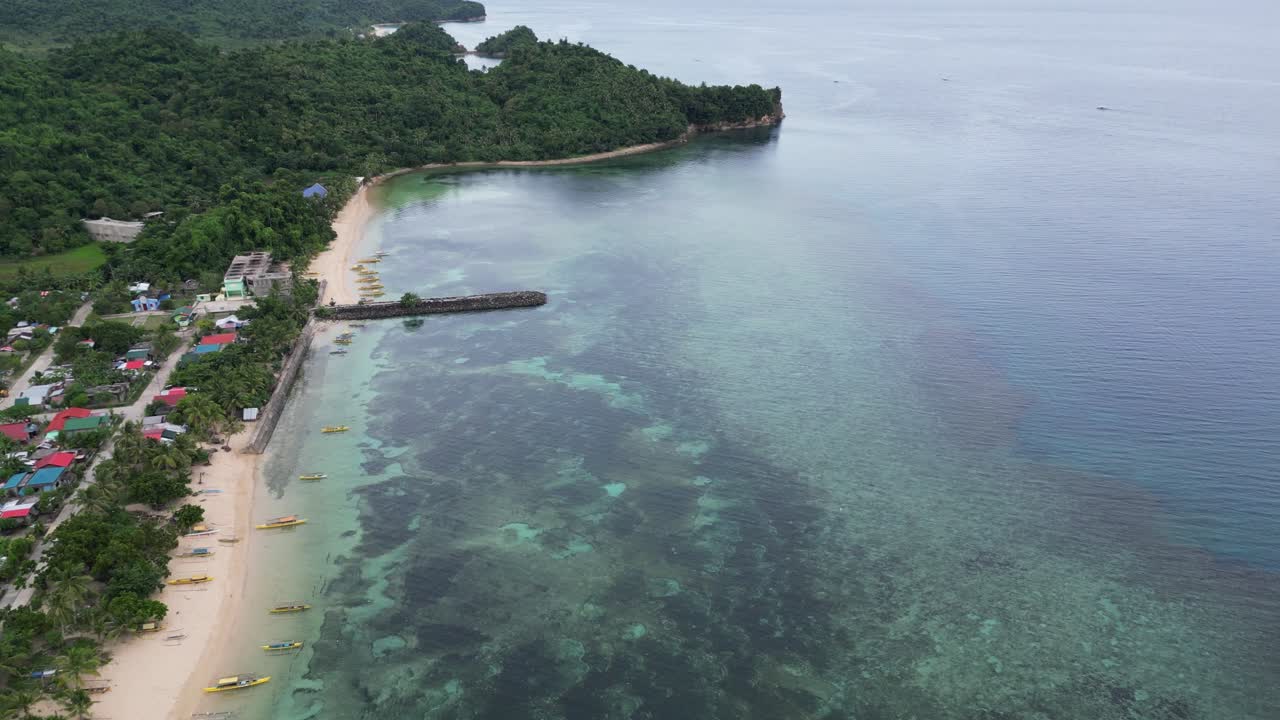 비락, 카탄두아네스의 깨끗한 산호초, 백사장, 인근 숲이 우거진 지역 사회가 있는 투명한 바다 만의 멋진 공중 전망