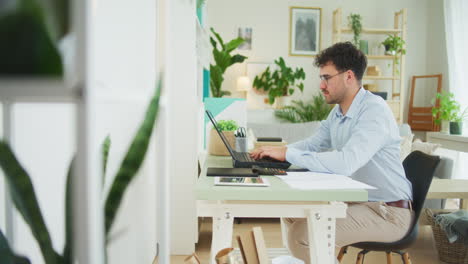 hombre de negocios ocupado trabajando con dedicación