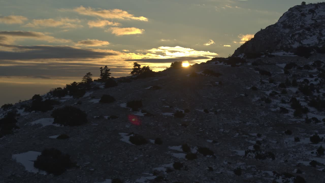 antena - puesta de sol detrás de una montaña nevada - filmada en dji inspire 2 x7 50 mm raw