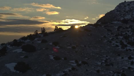 Luftaufnahme---Sonnenuntergang-Hinter-Einem-Schneebedeckten-Berg---Aufnahme-Auf-DJI-Inspire-2-X-7-50-Mm-Raw