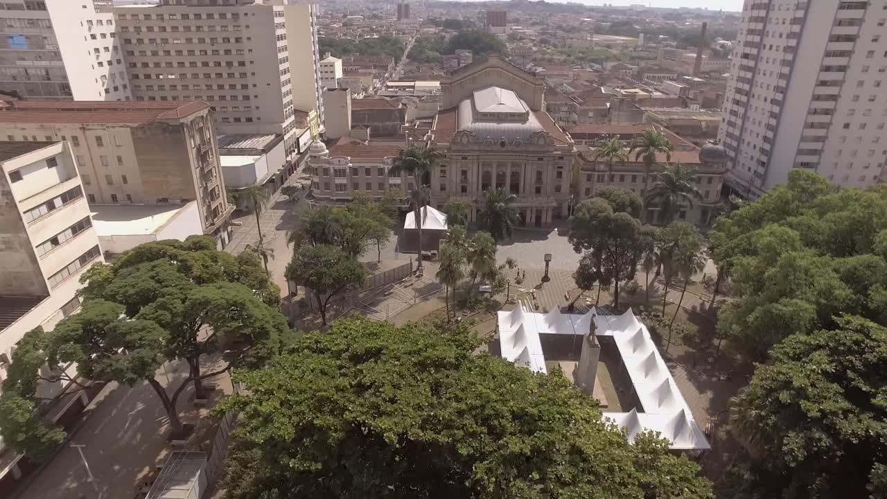 Vista aérea de um teatro em uma praça da cidade