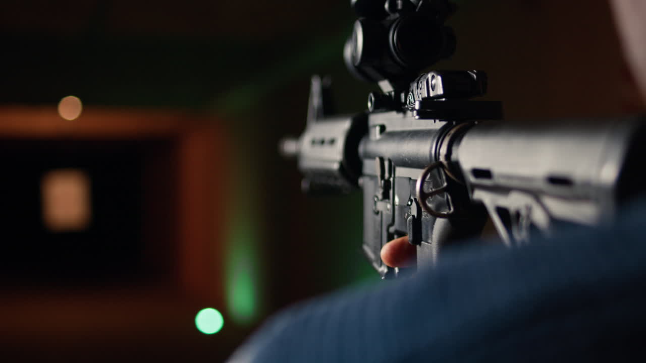 homem segura rifle, desfrutando de experiência de tiro no campo de tiro, de perto