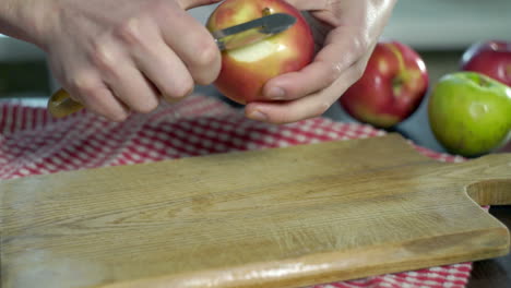 Apfel-Schälen.-Hände-Schneiden-Apfelschale.-Gesundes-Essen.-Vegetarisches-Essen