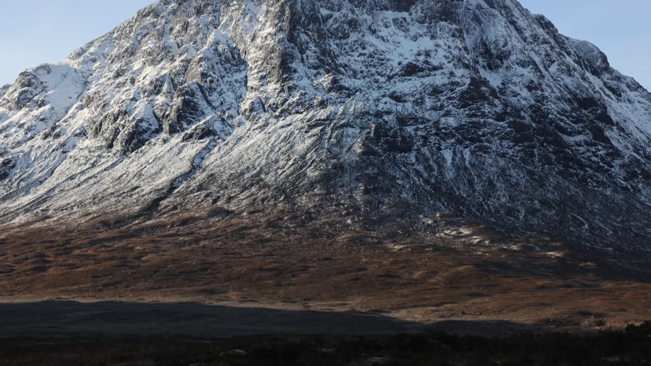 telefoto de inclinación de la hermosa buchaille etive mor en las tierras altas de escocia