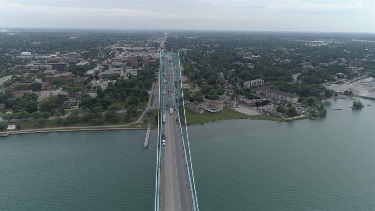 Questo video riguarda una veduta aerea dell'Ambassador Bridge sul fiume Detroit vicino al centro di Detroit